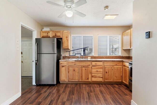 Foto del edificio - 167 4700 South