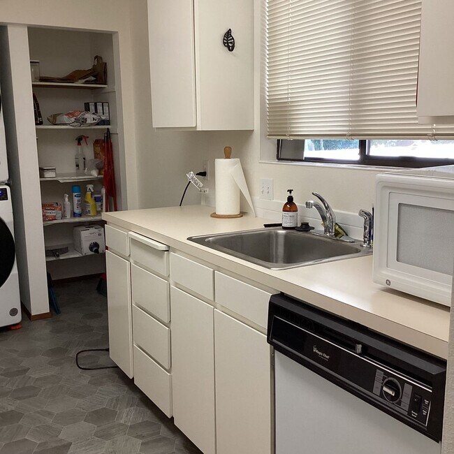 Building Photo - Charming 2 bedroom, 1.75 bathroom Condo ne...