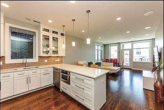 Foto del edificio - 2442 N Clybourn Ave
