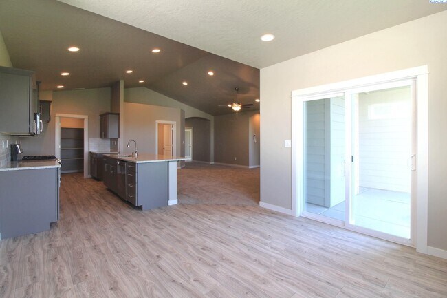 Foto del edificio - 3 Bed/2 Bath + an Office Home in West Pasco