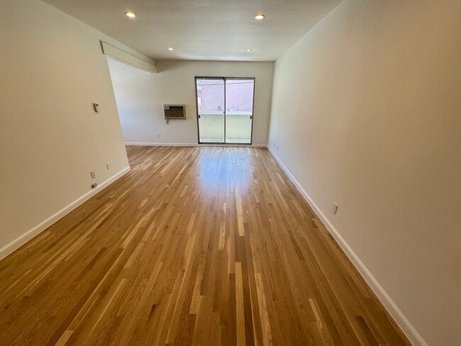 Building Photo - 822 N Martel Ave