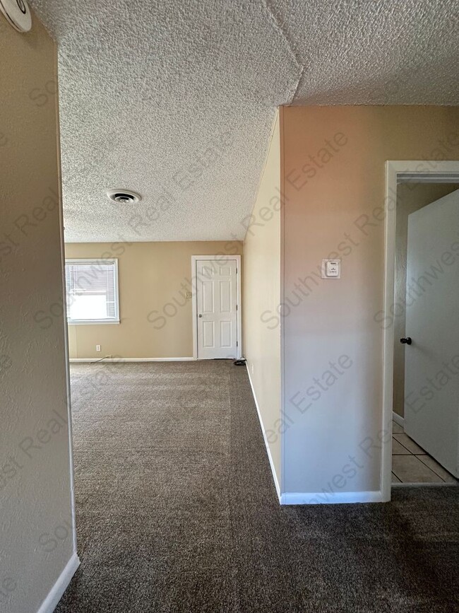 Building Photo - 3 Bed 2 Bath Includes Washer & Dryer - San...