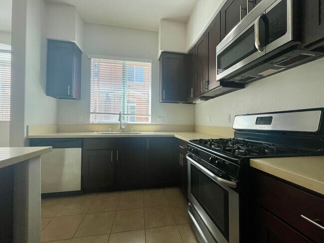 Foto del edificio - 3 Bed, 3 Bath Gated Modern Townhome –  2-C...