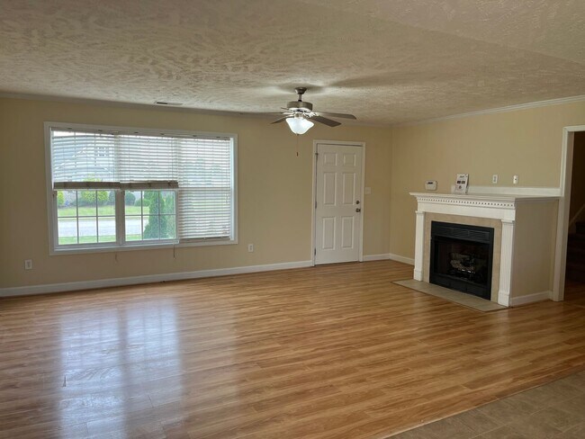 Foto del edificio - Very nice 4 bed/2 bath home in Raeford