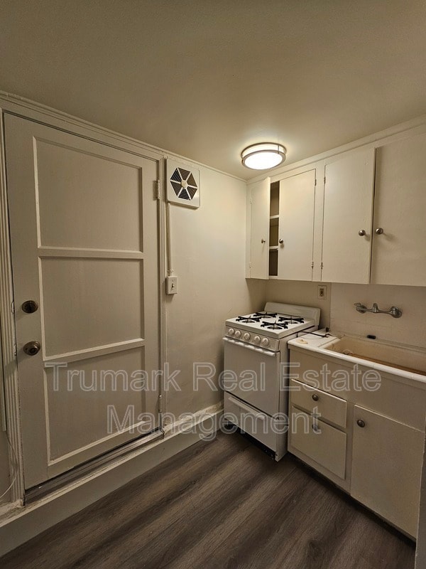 Building Photo - 2405 Honolulu Ave