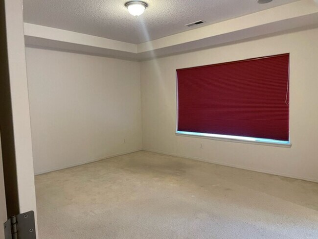 Building Photo - Fabulous 4 Bedroom 2.5 Bathroom Single Fam...