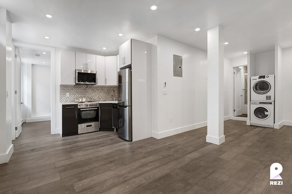 Primary Photo - 65 Seaman Ave