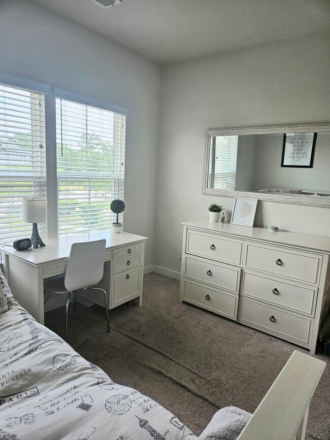Foto del edificio - Elegant 4Bd/3.5Bth TH in Westchester Squar...