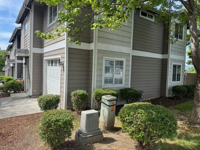 Foto del edificio - COMING SOON - 3 BEDROOM TOWNHOME W/ GARAGE- FRESH PAINT AND NEW FLOORING