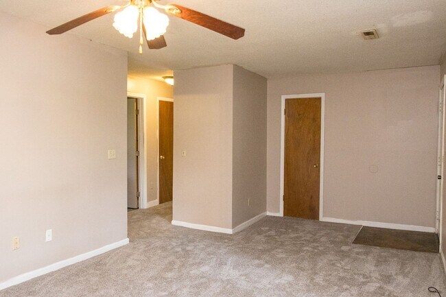 Foto del edificio - 5603 Pinelawn Ave