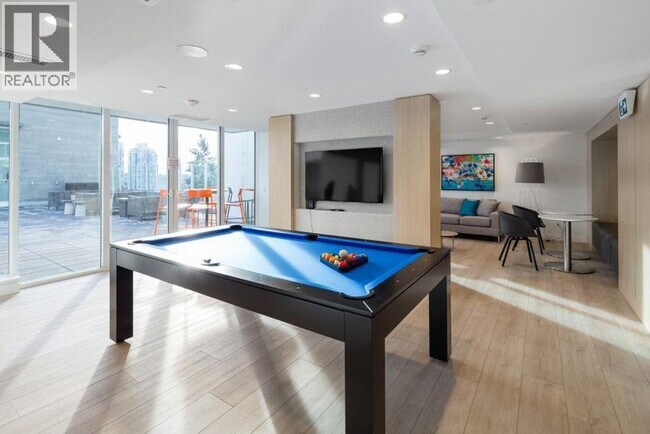 Photo du bâtiment - 525 Foster Ave