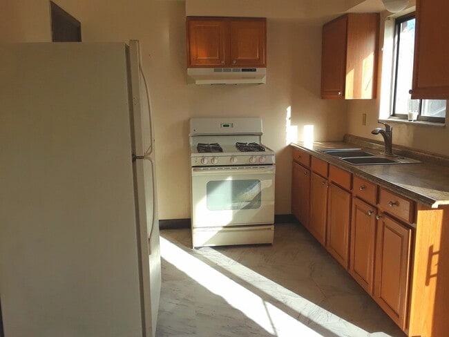 Kitchen - 3810 Lebanon Church Rd