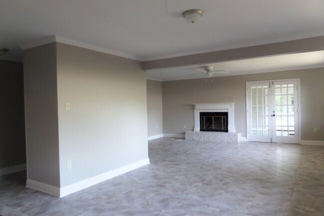 Foto del edificio - Location! Just updated! open kitchen,slab ...