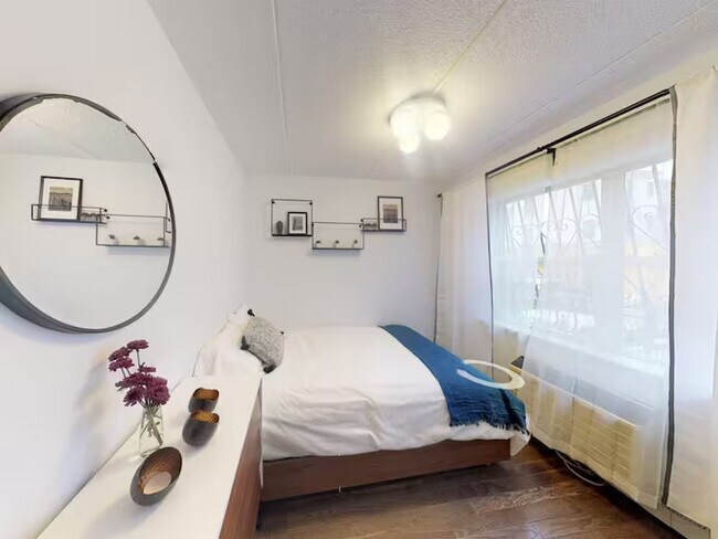 Foto del edificio - Furnished room/NOT APARTMENT