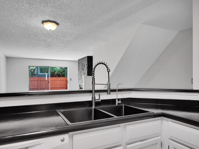 Foto del edificio - $2,395.00 2 bed, 2.5 bath townhome located...