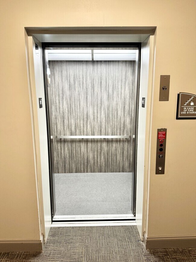 Building Photo - 2 Bed, 2 Bath Condo on Top Floor w/ Elevat...