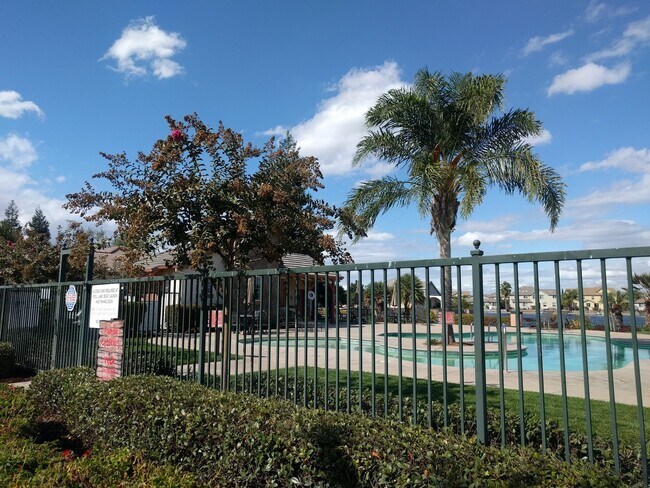 Foto del edificio - Gated Community Stunner ready to be called home