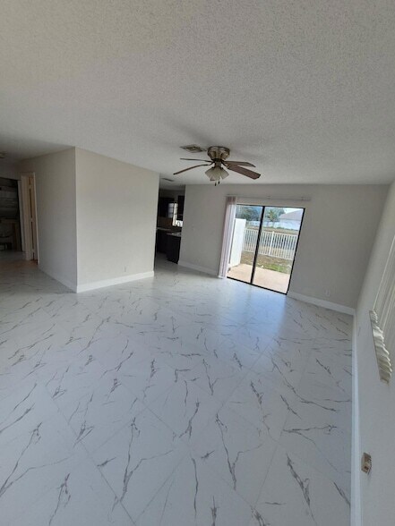 Foto del edificio - 3198 49th Ln S