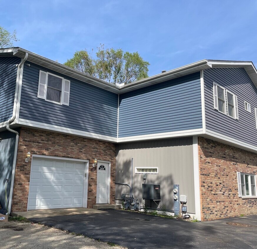 2515 E Cass St Unit 2B, Joliet, IL 60432 Condo for Rent in Joliet, IL