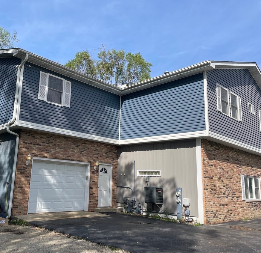 2515 E Cass St Unit 2B, Joliet, IL 60432 Condo for Rent in Joliet, IL