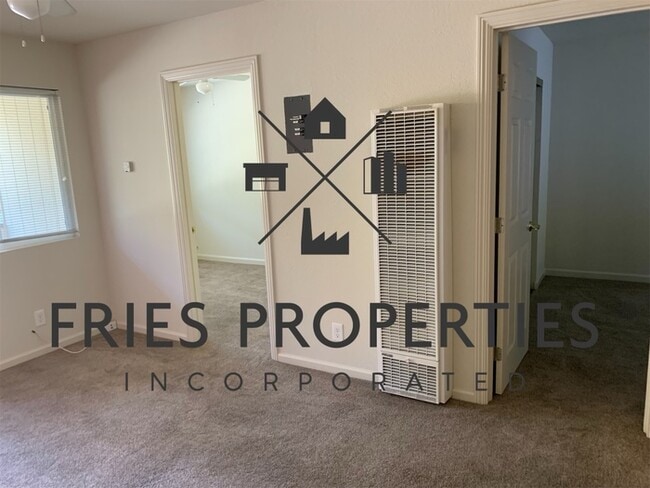 Building Photo - Petite 2 Bedroom, 1 Bath with yard