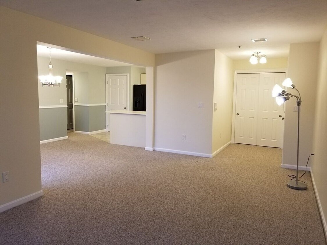 Primary Photo - 10% Off First Month's Rent! Beautifully Ma...
