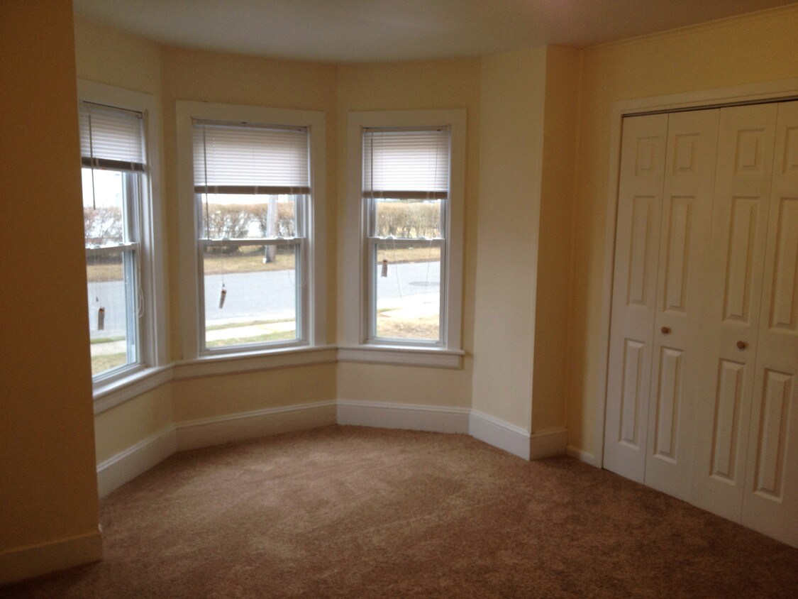 Primary Photo - 98 Litchfield Ave