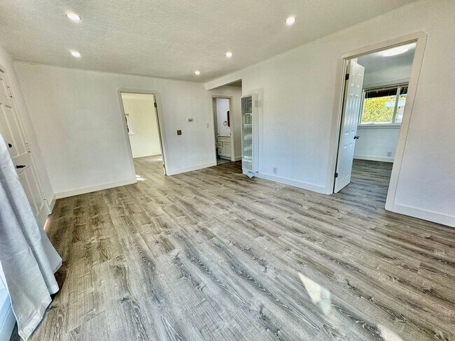 Foto del edificio - 3 Bed / 1.5 Bath Home in El Sobrante - Ful...