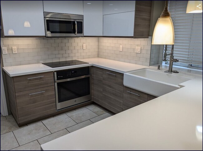 ¡Iluminación bajo los gabinetes! Salpicadero de vidrio - 11076 Brentwood Dr