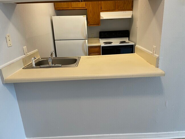 kitchen - 4218 Hessmer Ave