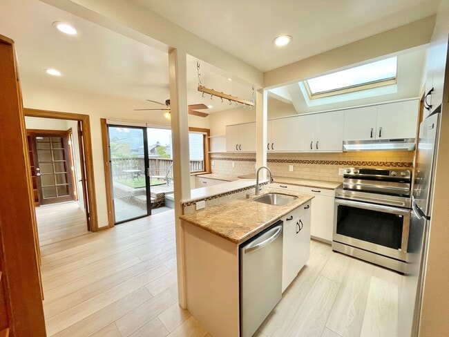 Building Photo - STUNNING, RENOVATED 4BR/3BA Potrero Home! ...
