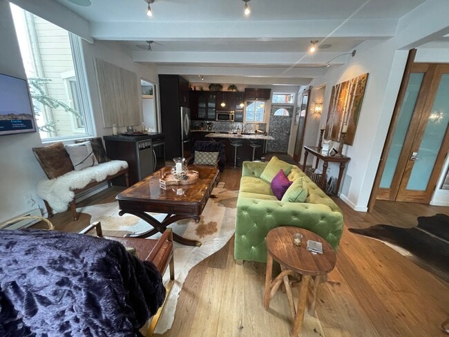 Foto del edificio - 210 E Hyman Ave