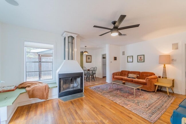 Building Photo - AUGUST PRE-LEASE! ADORABLE 3 bedroom!
