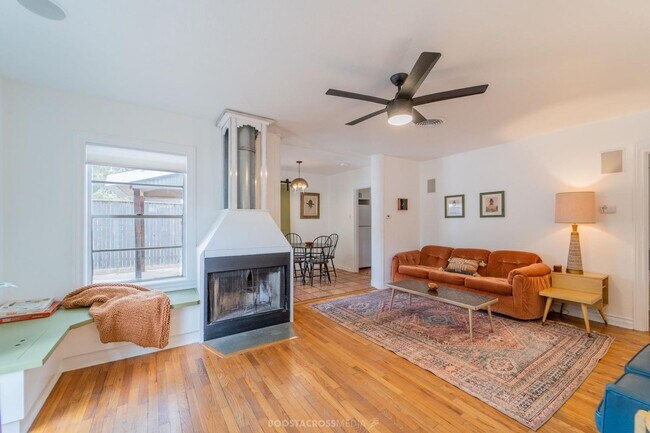 Foto del edificio - AUGUST PRE-LEASE! ADORABLE 3 bedroom!
