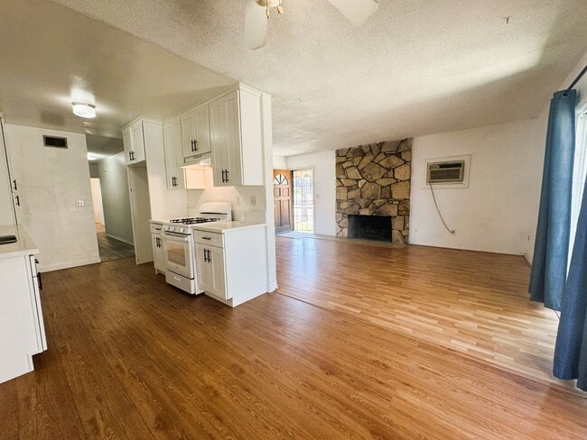 Foto del edificio - 2031 E Almont Ave