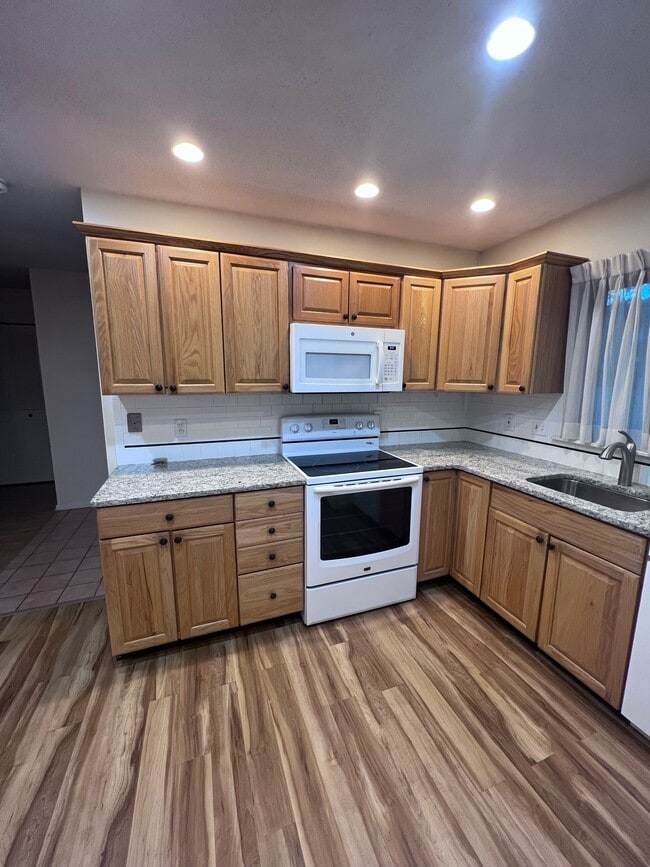Kitchen - 5 Canterbury Ln