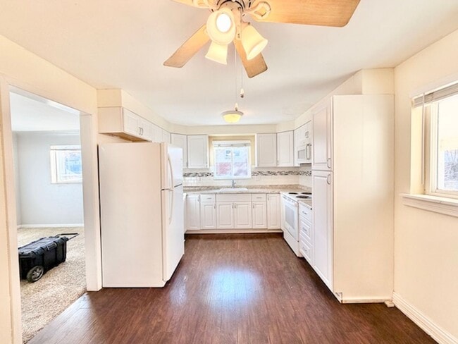 Foto del edificio - DEC RENT FREE FOR A LEASE STARTING BY NOV 15TH! - BRICK HOME WITH FINISHED BASEMENT