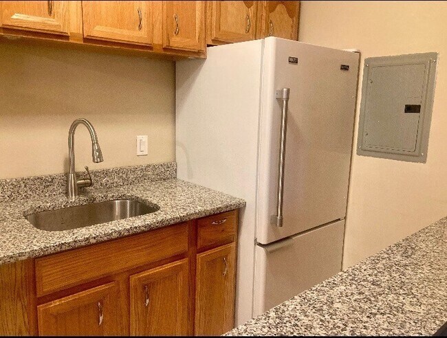 Foto del edificio - 10 Longwood Dr