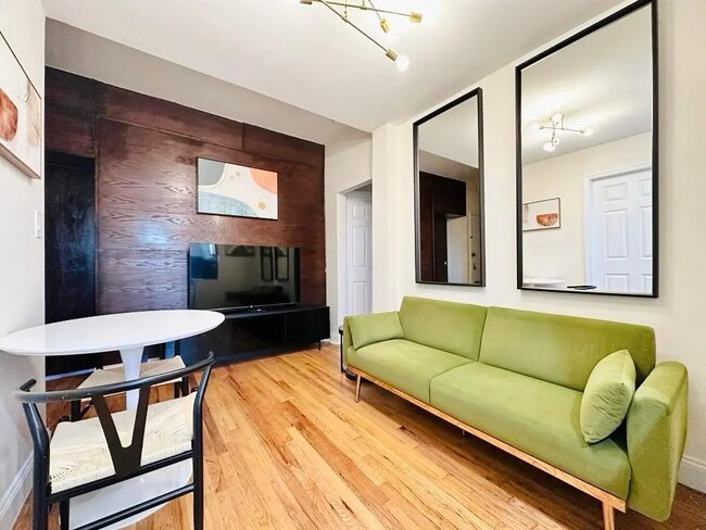 Building Photo - Furnished room/NOT APARTMENT