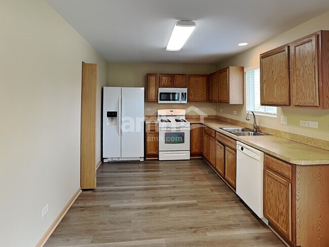 Building Photo - 818 Glen Cove Ln