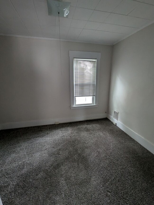 Building Photo - East Syracuse 2 BR close to shopping and h...
