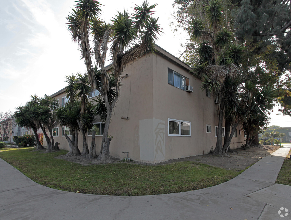 Building Photo - 10392 Lampson Ave