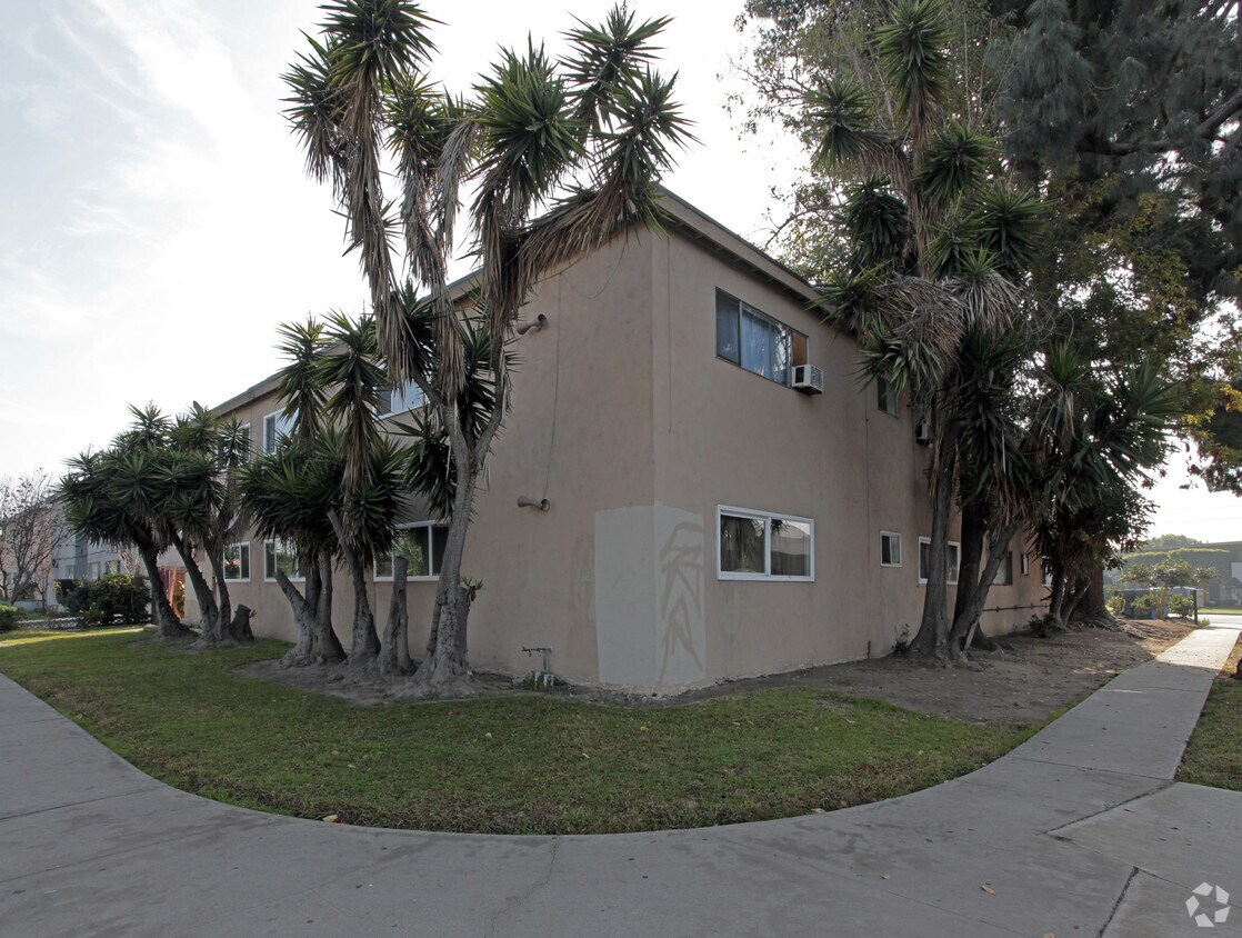 Foto del edificio - 10392 Lampson Ave