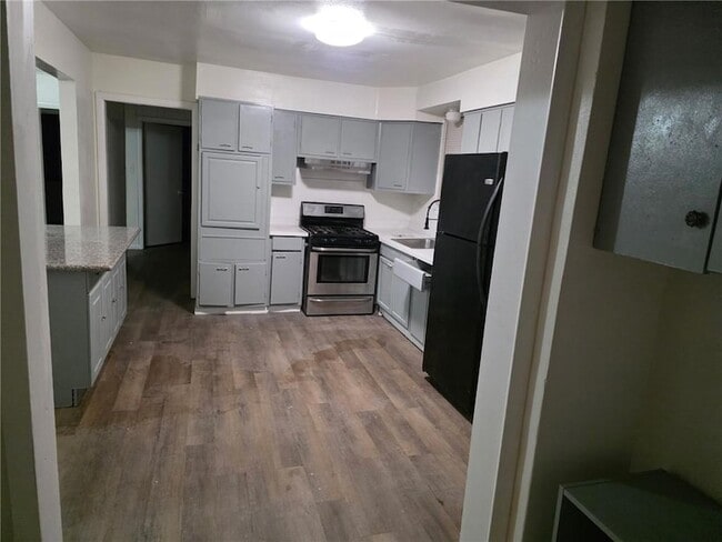 Building Photo - 2411 Lauradale Dr