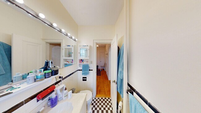 Building Photo - Brighton 1-Bed Near Cleveland Circle – NO ...