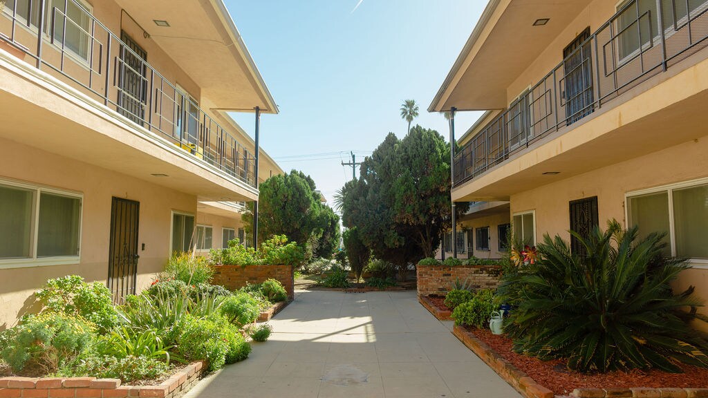 Primary Photo - 919 E La Palma Dr