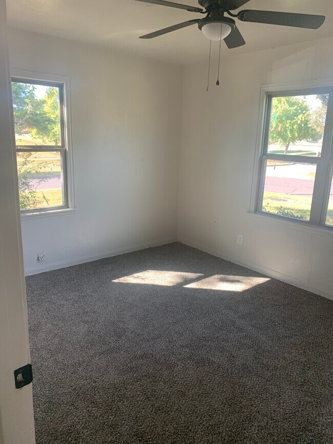 bedroom - 1200 Givens Dr