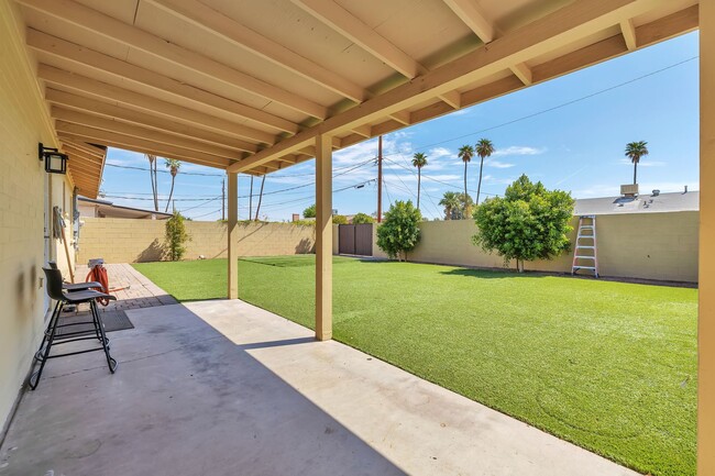 Foto del edificio - Tempe 6-Bedroom Home Featuring Large Turf Yard & Ideal Location