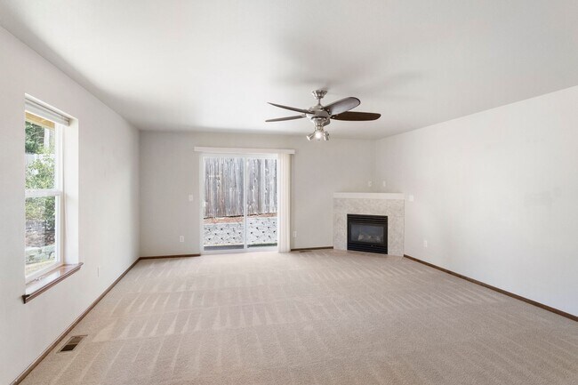 Building Photo - 3 Bed 2 Bath - Excellent Condition - NAS W...