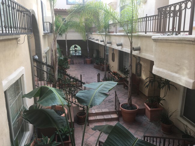 Building Photo - 7100 La Tijera Blvd